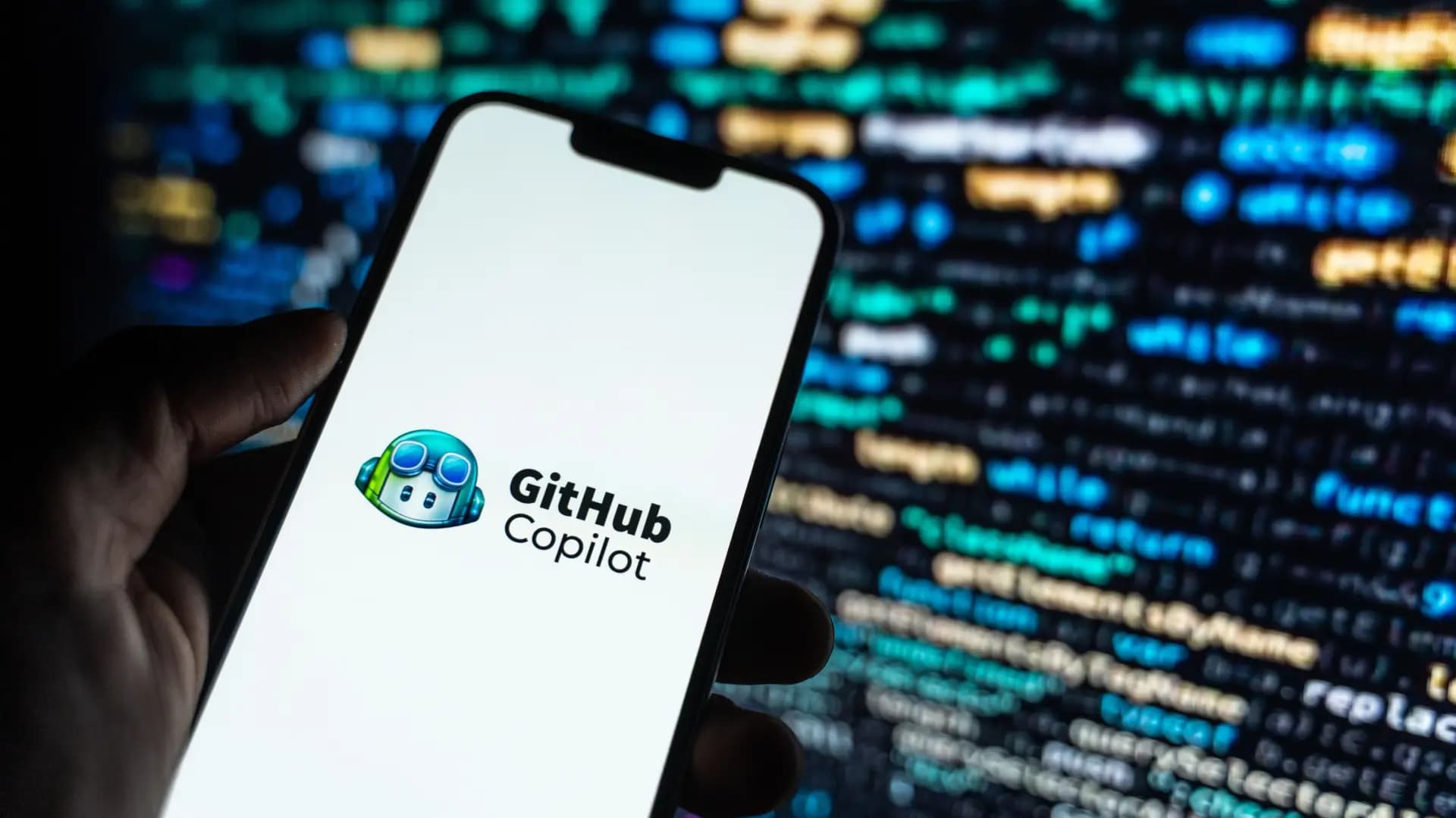 Fundo de código com celular apresentando eficiência digital com copilot